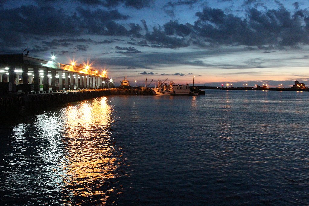 黄昏的东港渔港